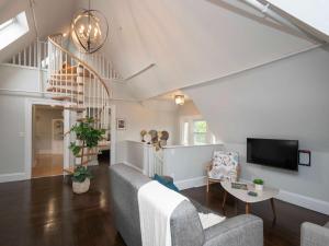 プロビデンスにあるJennifer's Loft Apartment Historic College Hill with Parkingのソファとテレビのあるリビングルーム +21枚の写真