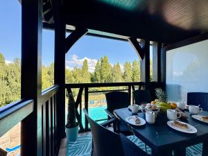 een tafel met eten op een balkon met uitzicht bij L'Escale à Deauville in Deauville