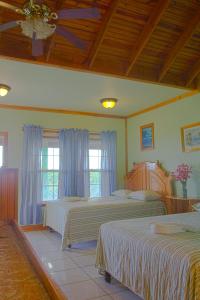Ein Bett oder Betten in einem Zimmer der Unterkunft Sea Eye Hotel - Laguna Building