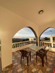 Μπαλκόνι ή βεράντα στο Family home - Large terrace 10 min from the beach +11 φωτογραφίες