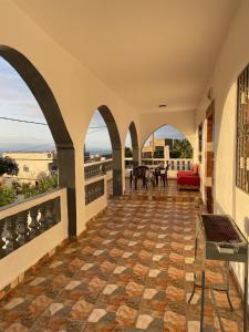 Μπαλκόνι ή βεράντα στο Family home - Large terrace 10 min from the beach