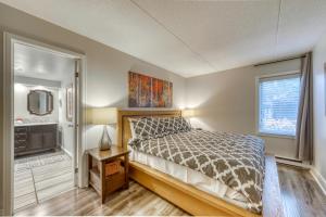 ブルー・マウンテンズにあるCachet Crossing 109のベッドと窓のある寝室