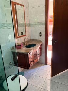 O baie la Brisa Suítes Itaguá com Ar Condicionado e Frigobar