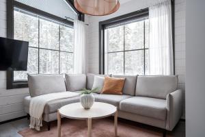 ein Wohnzimmer mit Sofa und Tisch in der Unterkunft Auroralevi Sointuilevi B63, Central, Sauna, Ski nearby in Levi