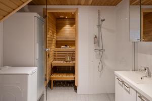 ein Badezimmer mit Dusche, Toilette und Waschbecken in der Unterkunft Auroralevi Sointuilevi B63, Central, Sauna, Ski nearby in Levi + 38 Fotos