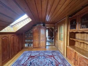 Habitación grande con paredes de madera y alfombra grande. en Agroturystyka u Anieli - Wśród Gór i Ziół, en Krośnica 20 fotos más