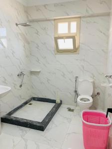 a white bathroom with a toilet and a sink at شاليه بقريه جرين بيتش الساحل الشمالي 4 غرف تشطيب السنه لوكس in El Alamein