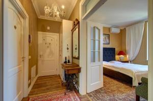 een slaapkamer met een bed en een kroonluchter bij German18-3A Luxury Vilnius apartment in Vilnius