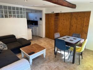 Η κουζίνα ή μικρή κουζίνα στο Appartement place aux aires en plein centre historique de Grasse