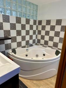 Ένα μπάνιο στο Appartement place aux aires en plein centre historique de Grasse
