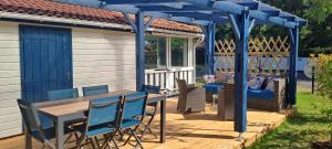 Patio nebo venkovní prostory v ubytování Joli chalet exotique à Biscarrosse-Lac