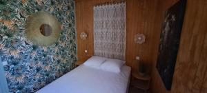 Postel nebo postele na pokoji v ubytování Joli chalet exotique à Biscarrosse-Lac + 11 fotografií
