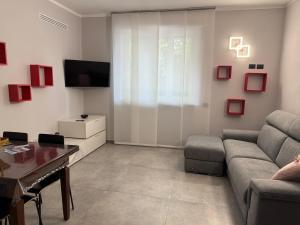 a living room with a couch and a table at Casa Simonetta in Laveno-Mombello