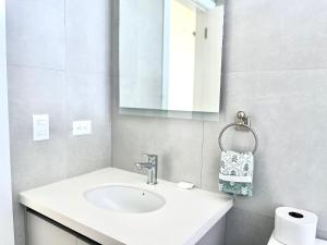 Ένα μπάνιο στο Departamento panorámico Bari 201 en Karibao +22 φωτογραφίες