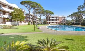 an image of an apartment complex with a swimming pool at Apartment in Calella de Palafrugell with a pool and parking in Calella de Palafrugell