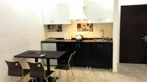 Virtuvė arba virtuvėlė apgyvendinimo įstaigoje Apartment Melashvili 4