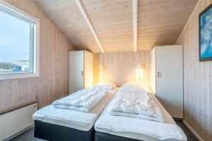 Giường trong phòng chung tại 446-Hvide-Sande-Karen-Brands-Vej-149-b