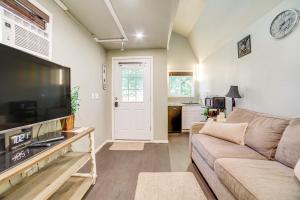 Una sala de estar con un sofá y un televisor de pantalla plana. en Cozy Tiny Home 1 Mi to The Village at Meridian, en Meridian