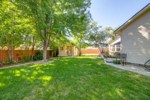 un patio con un árbol y una casa en Cozy Tiny Home 1 Mi to The Village at Meridian, en Meridian