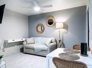 Ruang duduk di Fully Renovated Beachfront 2 Bedroom Unit 2 1 Bath Prime Dorado Location