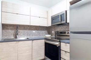 Kuchyň nebo kuchyňský kout v ubytování Fully Renovated Beachfront 2 Bedroom Unit 2 1 Bath Prime Dorado Location