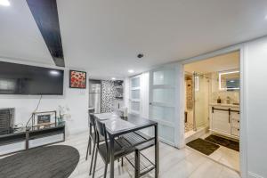 Kuchyň nebo kuchyňský kout v ubytování 4 Mi to Hard Rock Stadium West Park Escape