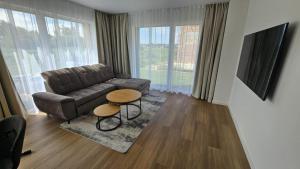 Televisyen dan/atau pusat hiburan di Yellow Sunset