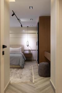 Un dormitorio con una cama, una silla y una mesa. en Zahir 202, en El Cairo