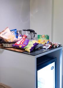 una encimera con comida encima en Zahir 202, en El Cairo