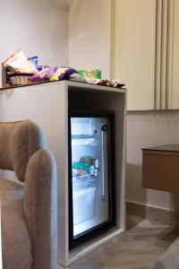 una pequeña nevera con la puerta abierta en una habitación en Zahir 202, en El Cairo