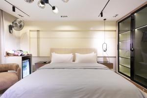 Un dormitorio con una gran cama blanca y una silla. en Zahir 202, en El Cairo 42 fotos más