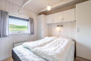 En eller flere senge i et værelse på 785-Hvide-Sande-Engvej-18