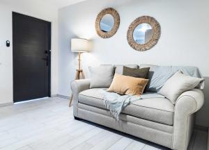 多拉多Fully Renovated Beachfront Family Building 1 8 Bedrooms 4 Baths Prime Dorado Location的客厅配有沙发和墙上的镜子