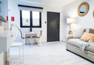 多拉多Fully Renovated Beachfront Family Building 1 8 Bedrooms 4 Baths Prime Dorado Location的客厅里有一张沙发和一张桌子。 更多37张照片