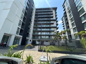 een parkeerplaats voor twee hoge gebouwen bij luxuary 1 bed at Nova in Accra