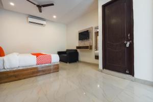 TV a/nebo společenská místnost v ubytování Hotel o Shivaay Phase 1 Mohali Bus Terminal