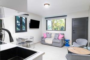 uma sala de estar com um sofá e uma mesa em Fully Renovated Beachside with Oceanview 1 Bedroom Unit 7 em Dorado