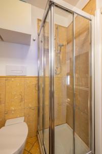 een douchecabine in een badkamer met een toilet bij Elegante dimora - nel centro di Roma in Rome