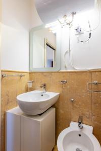 een badkamer met een wastafel en een toilet bij Elegante dimora - nel centro di Roma in Rome