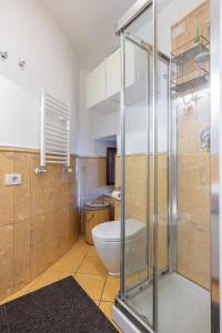 een badkamer met toilet en glazen douche bij Elegante dimora - nel centro di Roma in Rome