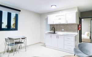 Nhà bếp/bếp nhỏ tại Fully Renovated Beachside with Oceanview 1 Bedroom Unit 8