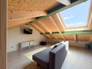 リバデオにあるApartamentos Ribadeoのソファと大きな窓のあるリビングルーム