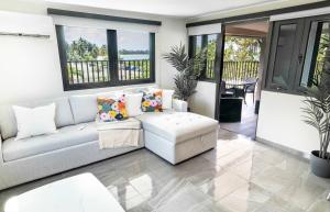 Khu vực ghế ngồi tại 2 Bedroom PH Fully Renovated Beachfront Retreat with Private Patio & Breathtaking Ocean Views