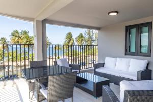 Un balcon sau o terasă la 2 Bedroom PH Fully Renovated Beachfront Retreat with Private Patio & Breathtaking Ocean Views