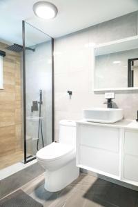 Phòng tắm tại 2 Bedroom PH Fully Renovated Beachfront Retreat with Private Patio & Breathtaking Ocean Views