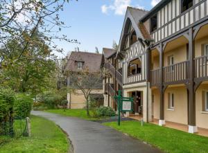 a building with a street in front of it at L'instant Deauville - F2 avec Piscine - Résidence du Golf in Deauville