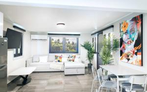 una sala de estar con un sofá y una mesa en Fully Renovated Beachfront Family Building 2 6 Beds 4 Baths Ocean Views & Terrace, en Dorado