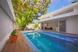 a swimming pool in the backyard of a house at Casa CAMPANA, Privada, Piscina Privada, 3 Cuadras Malecón in Cozumel