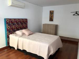 Ένα ή περισσότερα κρεβάτια σε δωμάτιο στο Hermosa casa en el barrio San Carlos +3 φωτογραφίες