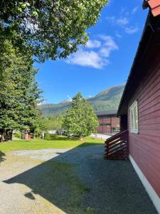 ノールフィヨーレイドにあるHouse in Nordfjord, with 4 bedroomsの木のある赤い建物の側面図 +12枚の写真